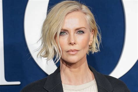 coupe de cheveux charlize theron dior|Charlize Theron, sublime avec son carré court.